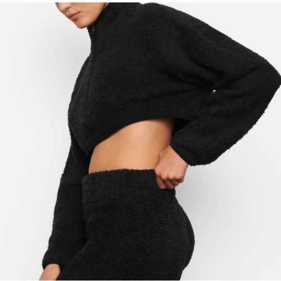 SKIMS Cozy Knit Cropped Pullover Black - Picture 12 of 12